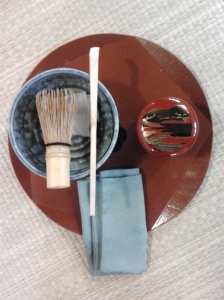 L'obon con gli strumenti prima dell'inizio della cerimonia del té